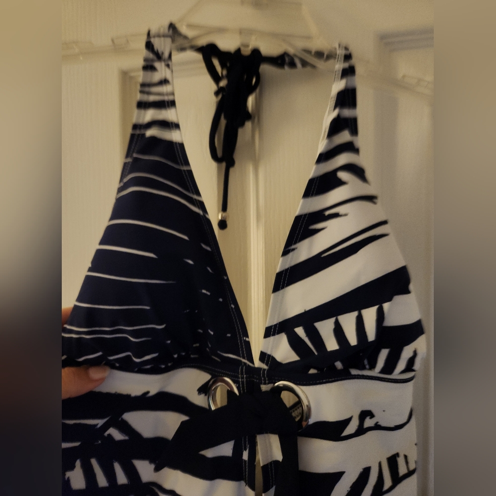 Elegant Black and White Palm Print One-Piece Swimsuit - Picture 5 of 11